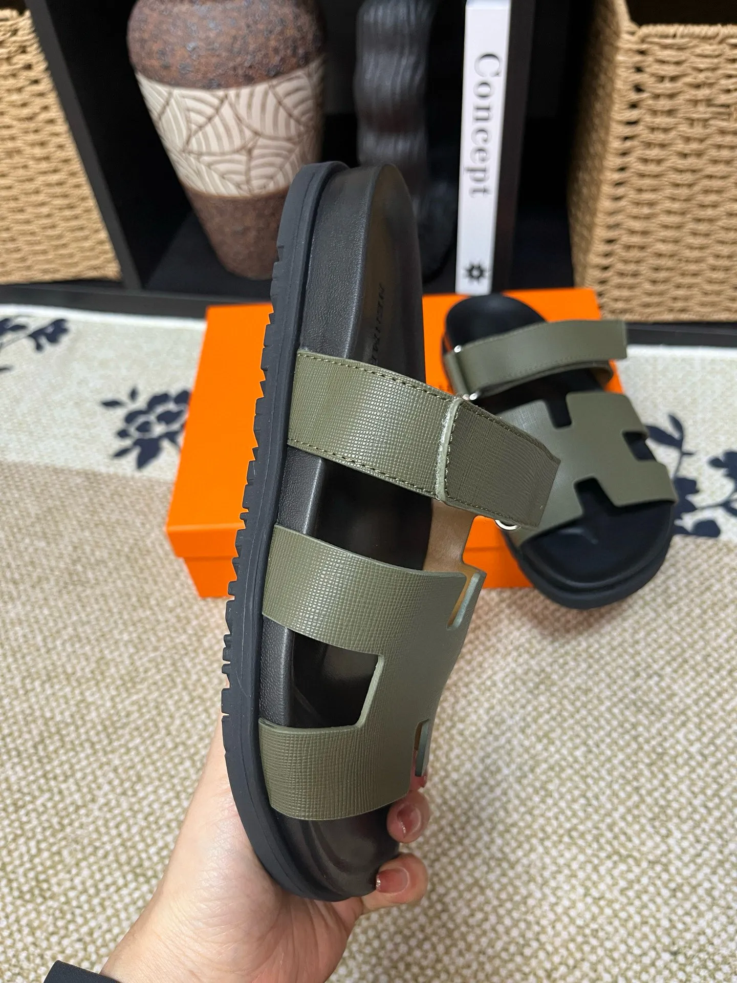 P300 Long-term stock Hermes men’s Kazimir slippers for couples - top quality woven calfskin functional sandals with intertwined uppers inspired by the “H” iconic pattern to create a casual look, perfect for summer. Imported cowhide + cowhide lining + TUP outsole Size: 35-46